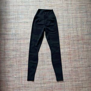 WORN TWICE green/black camo alo yoga leggings  size : xxs